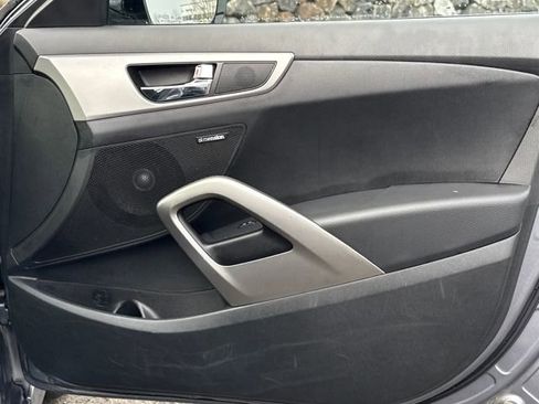 Used 2017 Hyundai Veloster Value Edition image 23