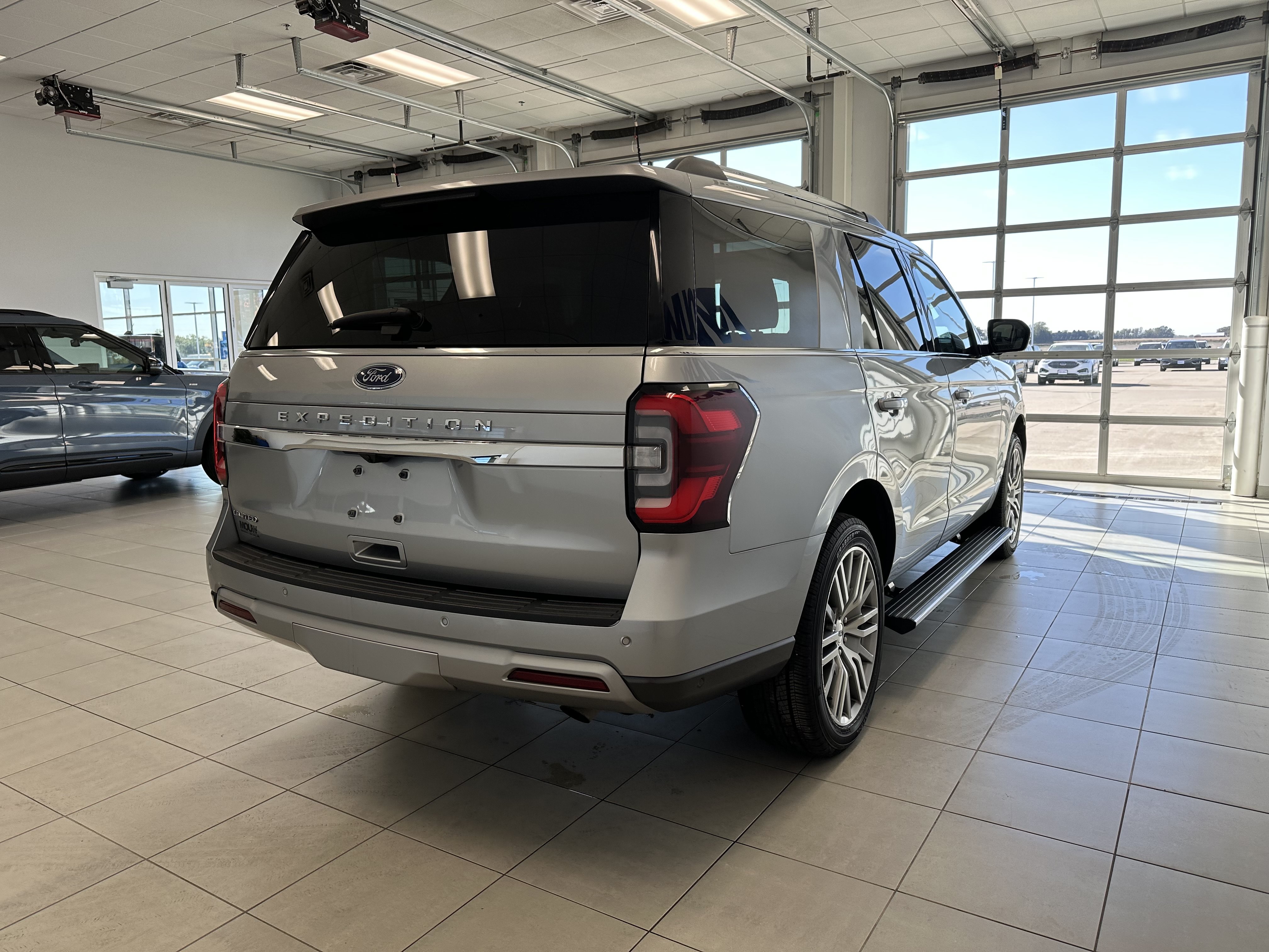 Used 2022 Ford Expedition Limited AWD/4WD image 5