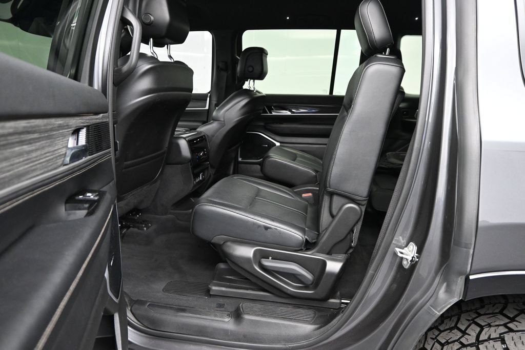 Used 2022 Jeep Wagoneer Series III w/ Flexible Seating Group AWD/4WD image 11