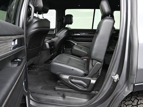 Used 2022 Jeep Wagoneer Series III w/ Flexible Seating Group AWD/4WD image 11