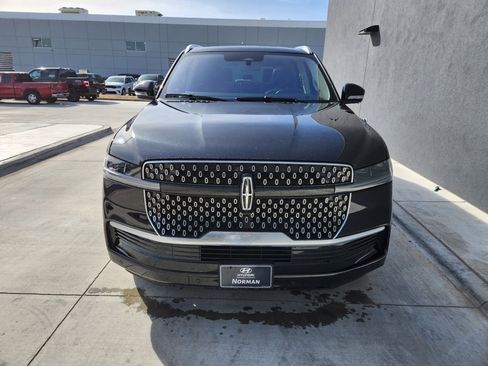 Used 2025 Lincoln Navigator Reserve image 2