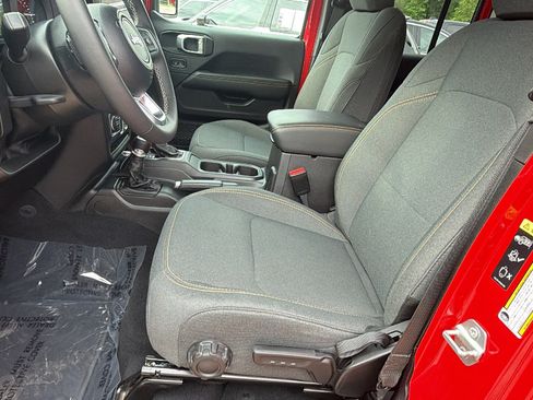 Used 2025 Jeep Wrangler Unlimited Sahara w/ Safety Group AWD/4WD image 16