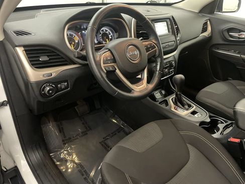 Used 2016 Jeep Cherokee Latitude FWD image 4