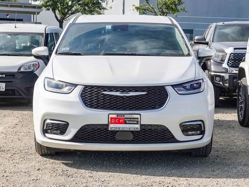 Certified 2023 Chrysler Pacifica Touring-L image 2