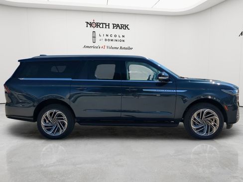 New 2026 Lincoln Navigator L Premier AWD/4WD image 2