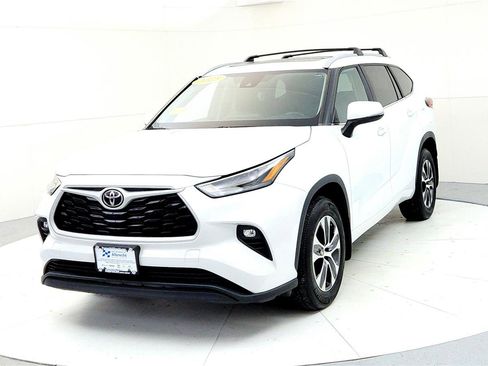 Certified 2023 Toyota Highlander XLE image 2