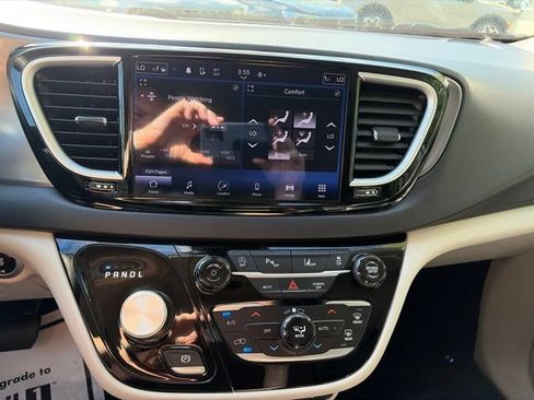 Used 2024 Chrysler Pacifica Touring-L FWD image 18