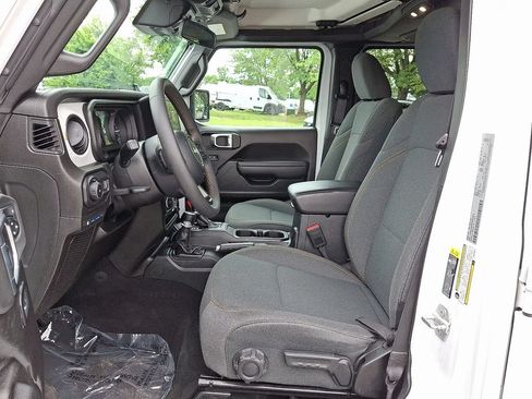 Used 2024 Jeep Wrangler Unlimited AWD/4WD image 13