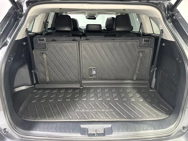 Used 2022 Toyota Highlander XLE AWD/4WD image 28