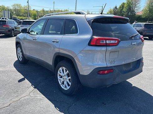 Used 2017 Jeep Cherokee Latitude w/ Cold Weather Group AWD/4WD image 4