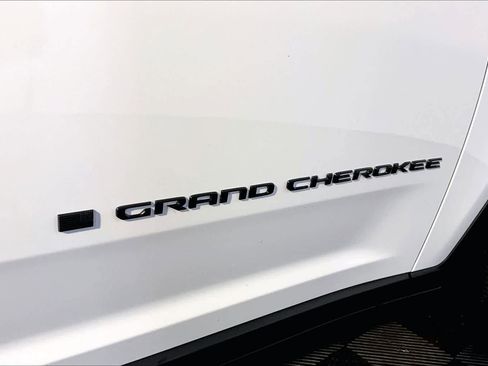 Used 2025 Jeep Grand Cherokee L Limited w/ Black Appearance Package AWD/4WD image 10