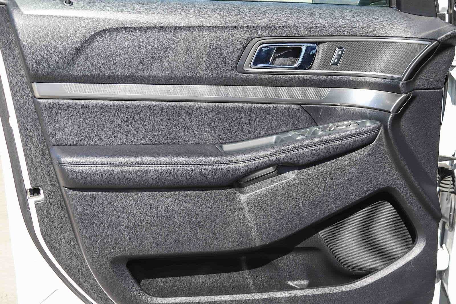 Used 2018 Ford Explorer XLT w/ Equipment Group 202A FWD image 24