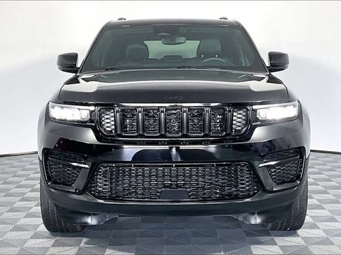 Used 2023 Jeep Grand Cherokee Altitude AWD/4WD image 3