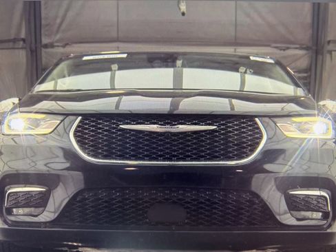 Used 2023 Chrysler Pacifica Limited image 3