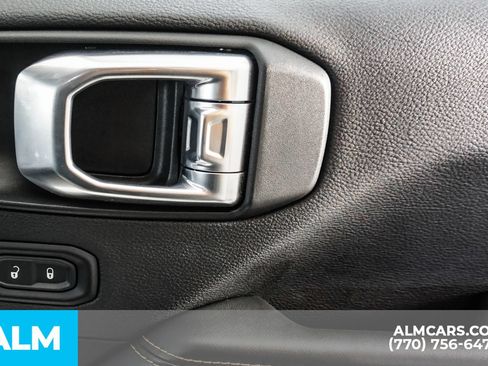 Used 2025 Jeep Wrangler Unlimited Sahara AWD/4WD image 46