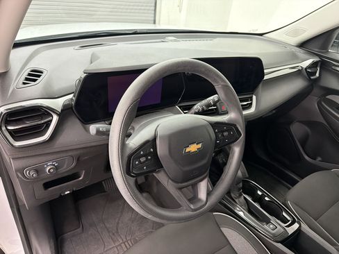 Used 2025 Chevrolet TrailBlazer LS w/ LS Convenience Package AWD/4WD image 4