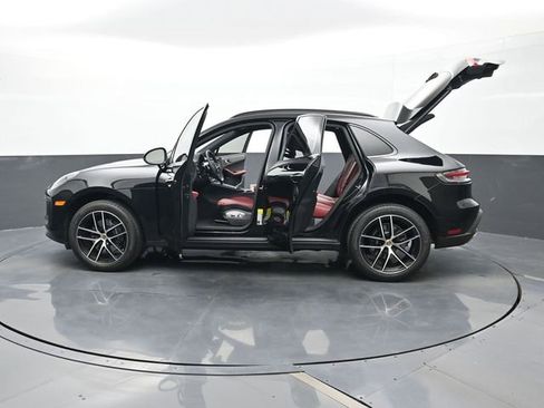 Certified 2025 Porsche Macan AWD/4WD image 30