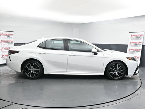 Used 2024 Toyota Camry SE image 9
