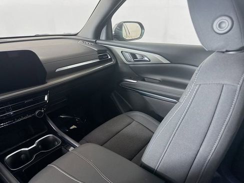 Used 2025 Chevrolet Traverse LT image 25