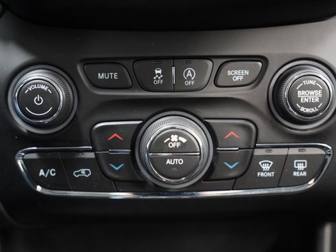 Used 2020 Jeep Cherokee Limited image 30