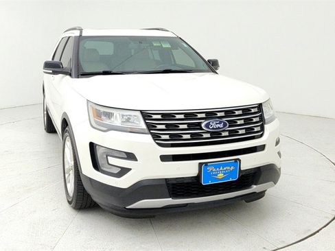 Used 2017 Ford Explorer XLT w/ Equipment Group 202A image 9