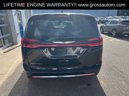 Used 2024 Chrysler Pacifica Touring-L FWD image 6