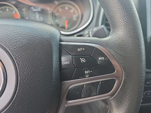 Used 2021 Jeep Cherokee Latitude AWD/4WD image 17