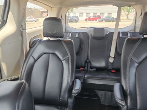 Used 2024 Chrysler Pacifica Touring-L FWD image 14