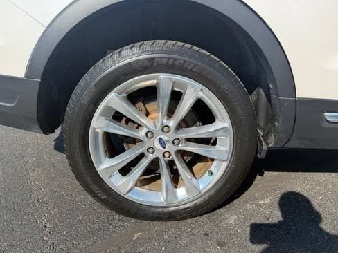 Used 2018 Ford Explorer XLT w/ Equipment Group 202A AWD/4WD image 21