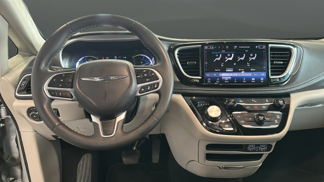 Used 2024 Chrysler Pacifica Limited FWD image 12