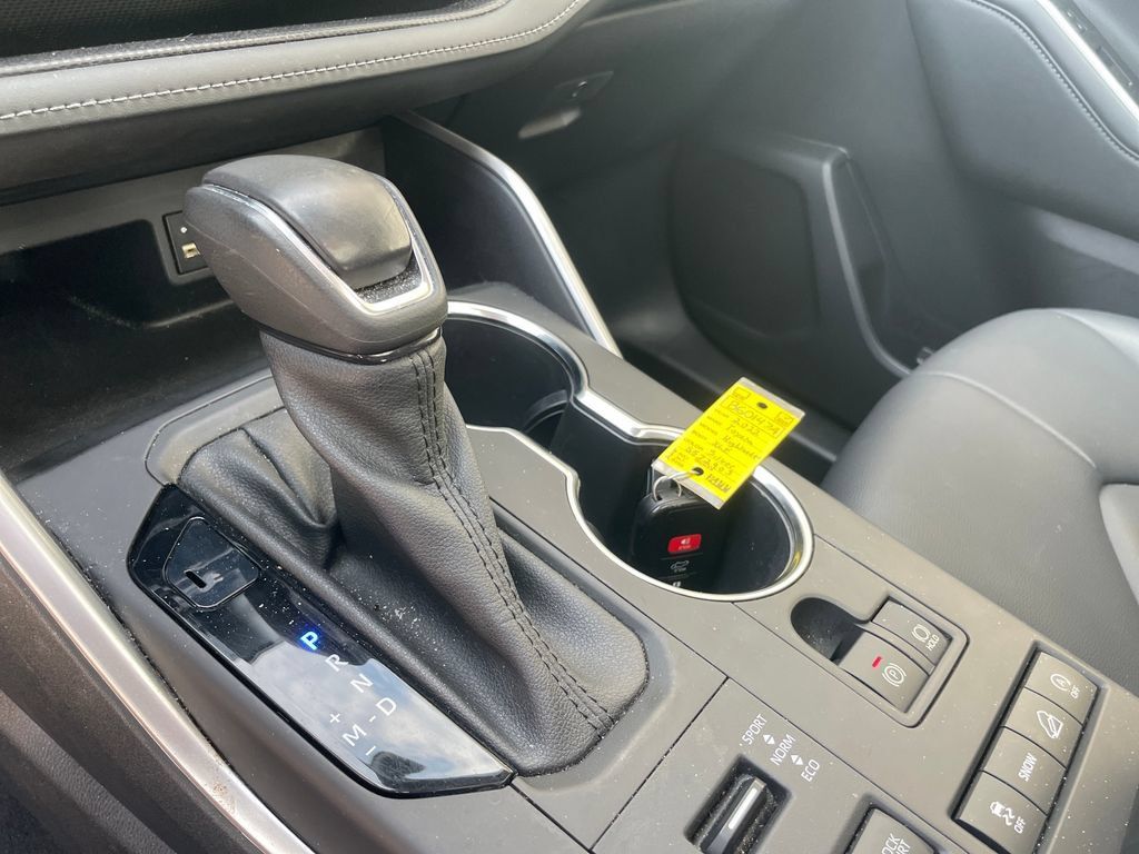 Used 2022 Toyota Highlander XLE AWD/4WD image 19