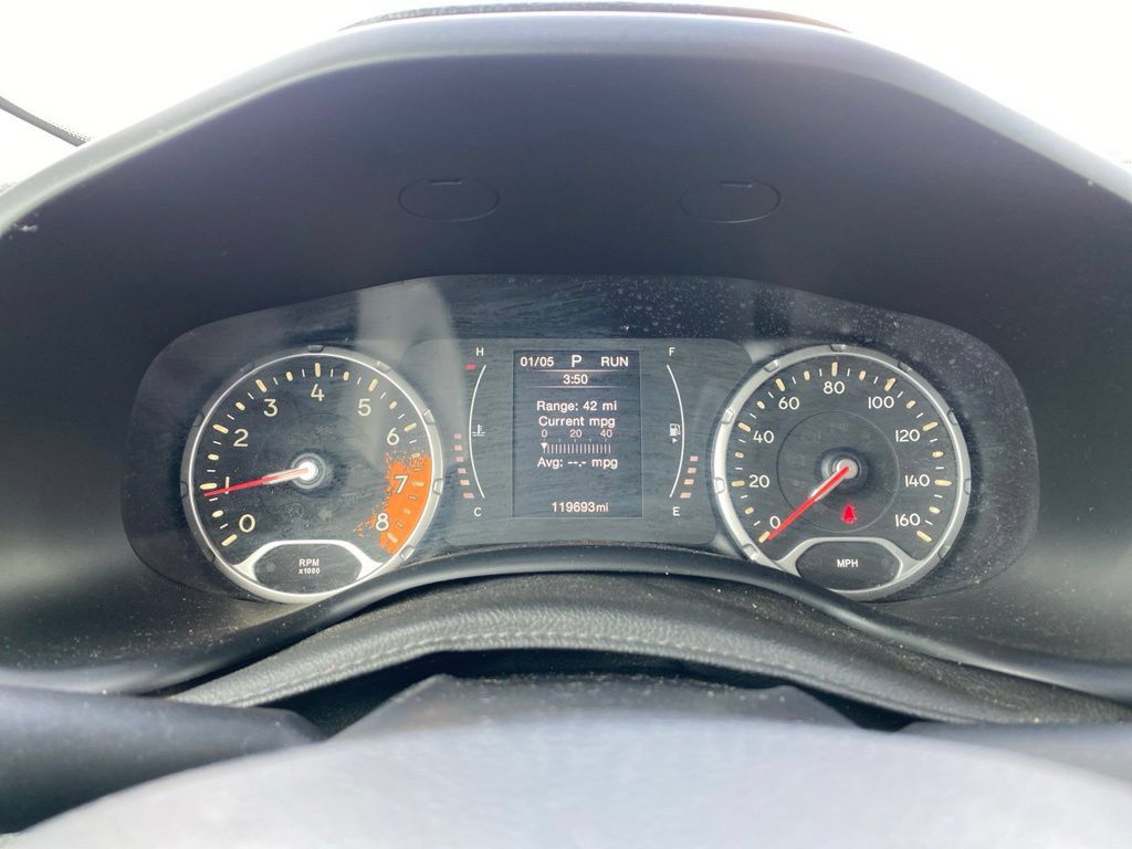 Used 2017 Jeep Renegade Latitude FWD image 21