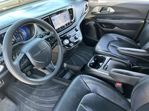 Certified 2022 Chrysler Pacifica Touring-L w/ S Appearance Package image 19