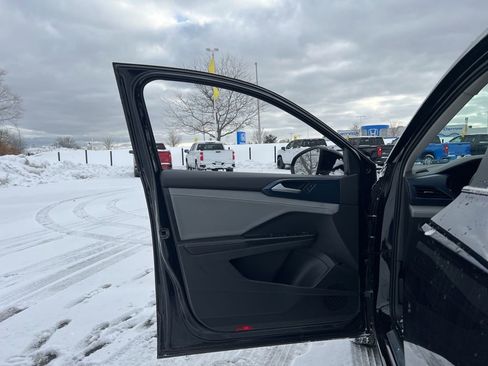 Used 2024 Volkswagen Taos SE image 7