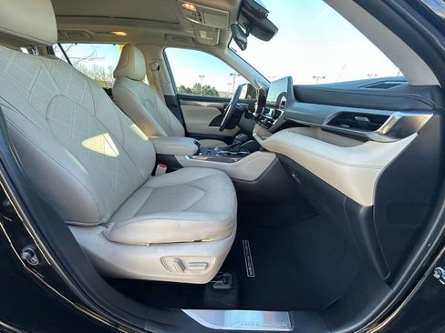 Used 2024 Toyota Highlander Platinum image 31