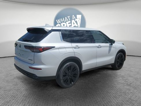 New 2026 Mitsubishi Outlander LE AWD/4WD image 3