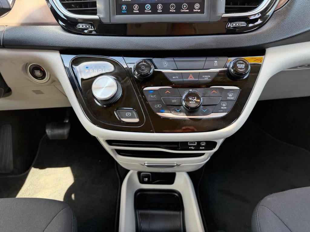 Used 2020 Chrysler Voyager LX FWD image 34