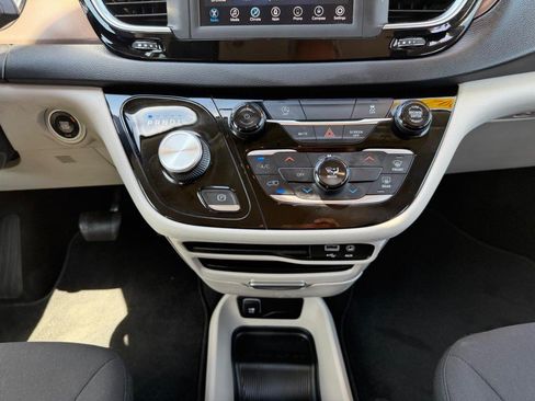 Used 2020 Chrysler Voyager LX FWD image 34