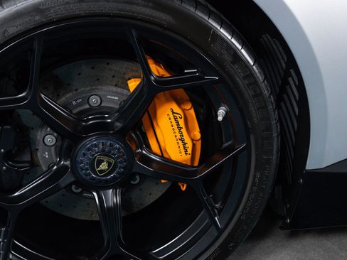 Used 2018 Lamborghini Huracan Performante AWD/4WD image 16
