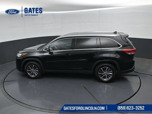 Used 2019 Toyota Highlander XLE AWD/4WD image 56