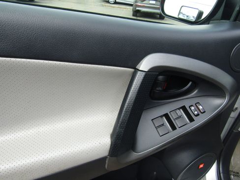 Used 2009 Toyota RAV4 Limited image 17