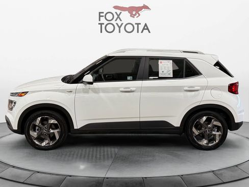 Used 2025 Hyundai Venue SEL FWD image 3