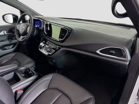 New 2026 Chrysler Voyager LX image 29