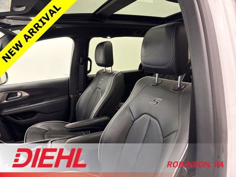 Used 2023 Chrysler Pacifica Limited w/ S Appearance Package image 21
