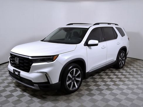 Used 2023 Honda Pilot Touring image 3