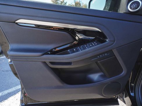 Used 2023 Land Rover Range Rover Evoque SE image 9