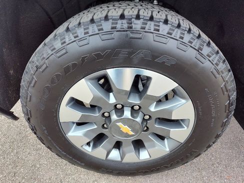 Used 2025 Chevrolet Silverado 2500 Custom w/ Custom Value Package image 18