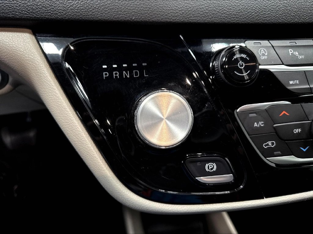 Used 2024 Chrysler Pacifica Touring-L FWD image 21