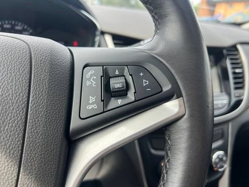 Used 2019 Chevrolet Trax LT w/ Sun & Sound Package FWD image 11