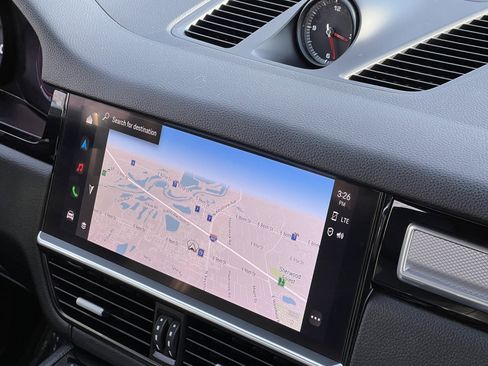 Certified 2023 Porsche Cayenne Platinum Edition image 33